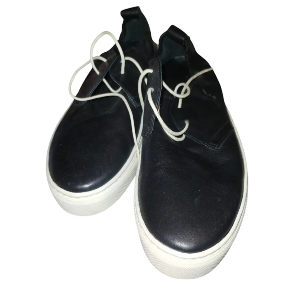 The Flexx NWT leather lace up sneaker size 8, black white laces